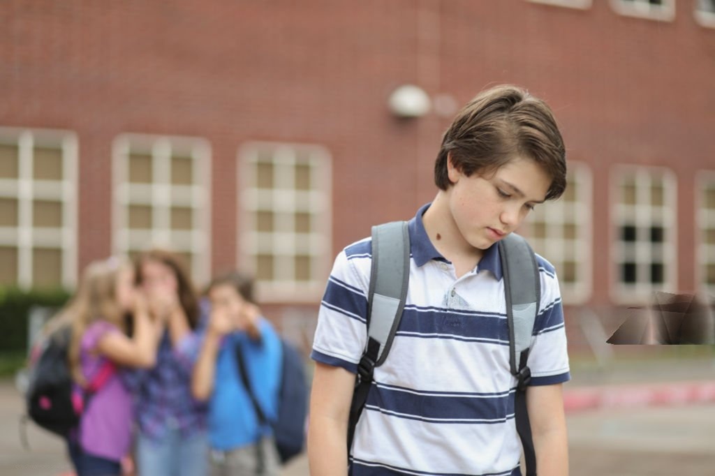alt="Bullying escolar: niño acosando a una compañera en el entorno educativo